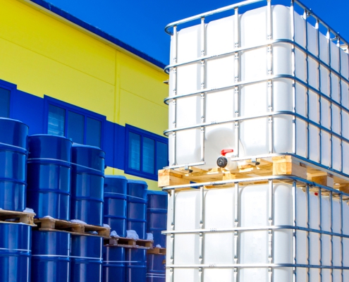 Gelagerte Wassertanks und Fässer